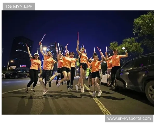 城市夜跑灯光盛典，点亮夜空的运动狂欢，夜光跑道实景